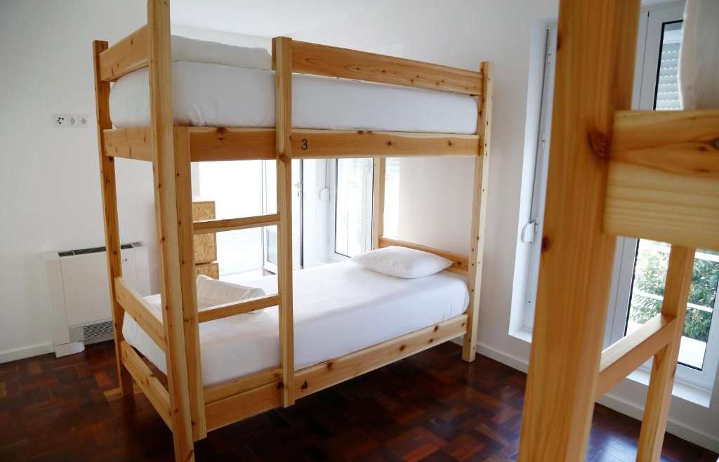 Cama num dormitório feminino com 4 camas